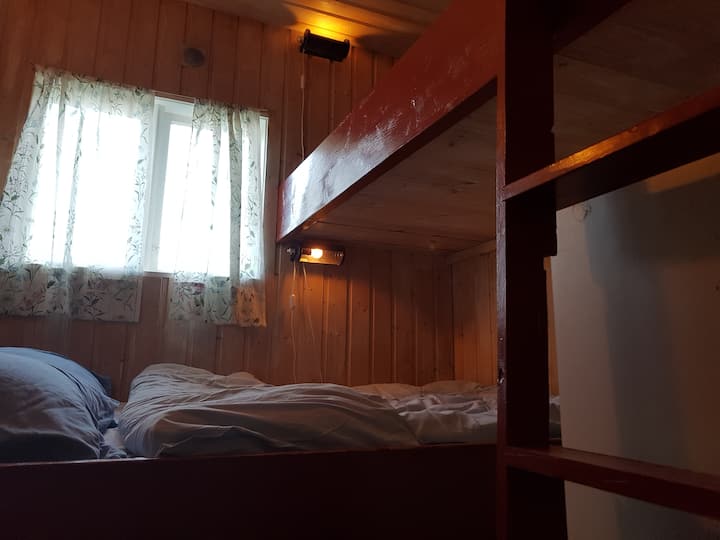 Cada uno de los dos dormitorios tiene una cama doble y una cama individual.