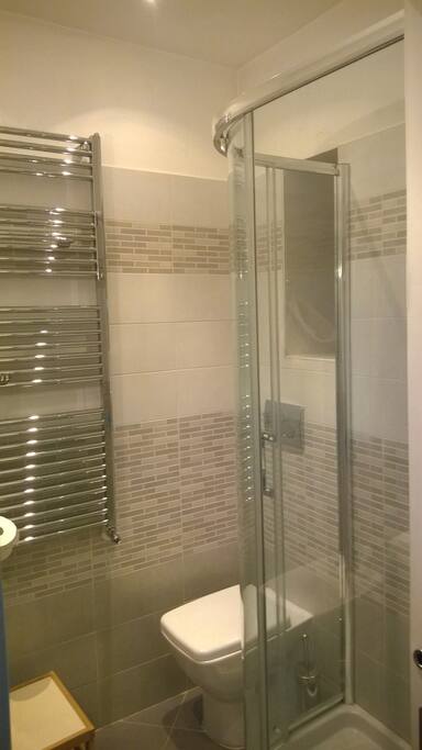 Bagno con doccia e termoarredo