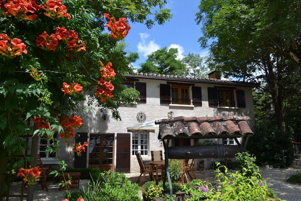 Le Petit Canard Chambre d'hôte terrace and garden where you can sit and relax, have a drink or take breakfast