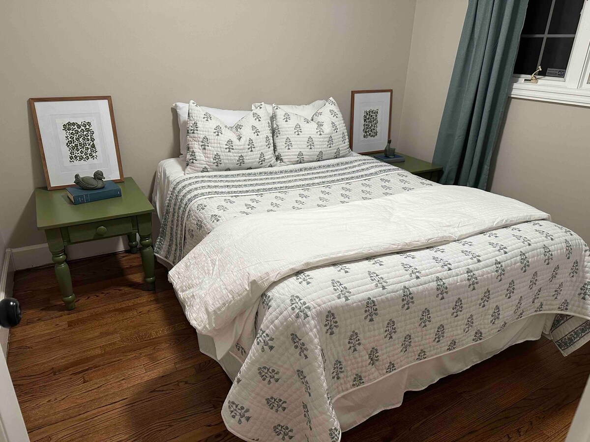 ห้องนอน #2 พร้อมเตียงควีนไซส์