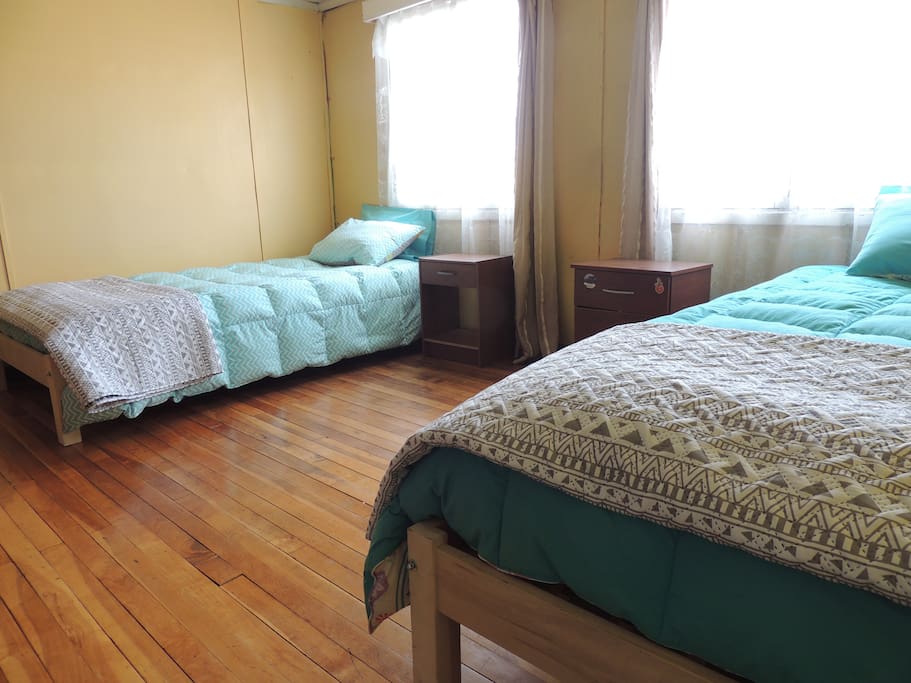 Habitación con dos camas de 2 mts de largo
