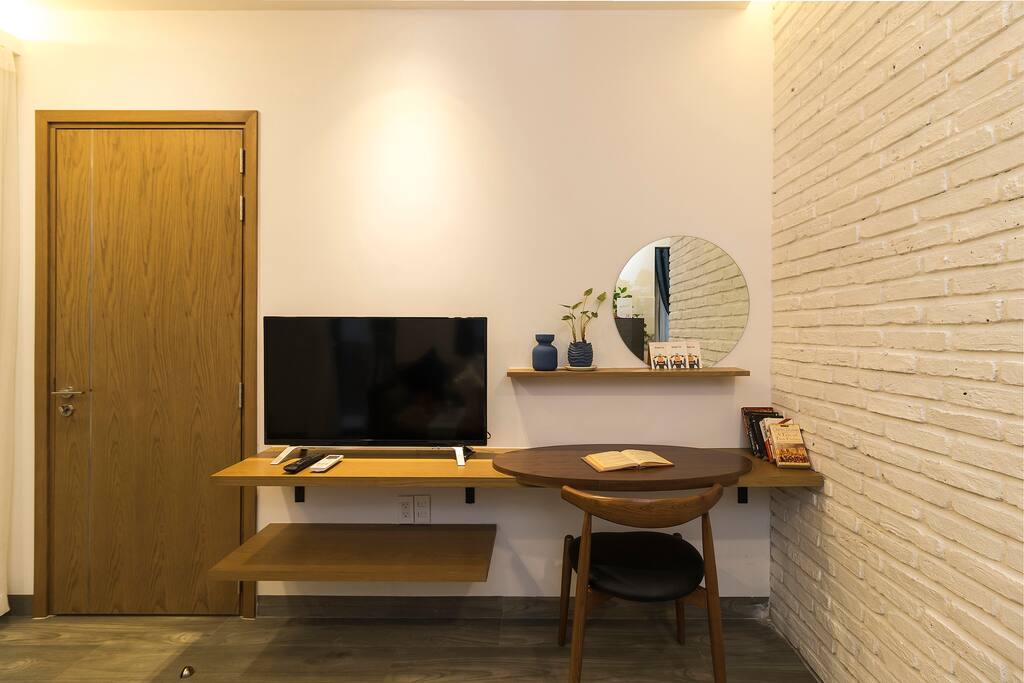 Modern and fully equipped space for entertaining or reading.