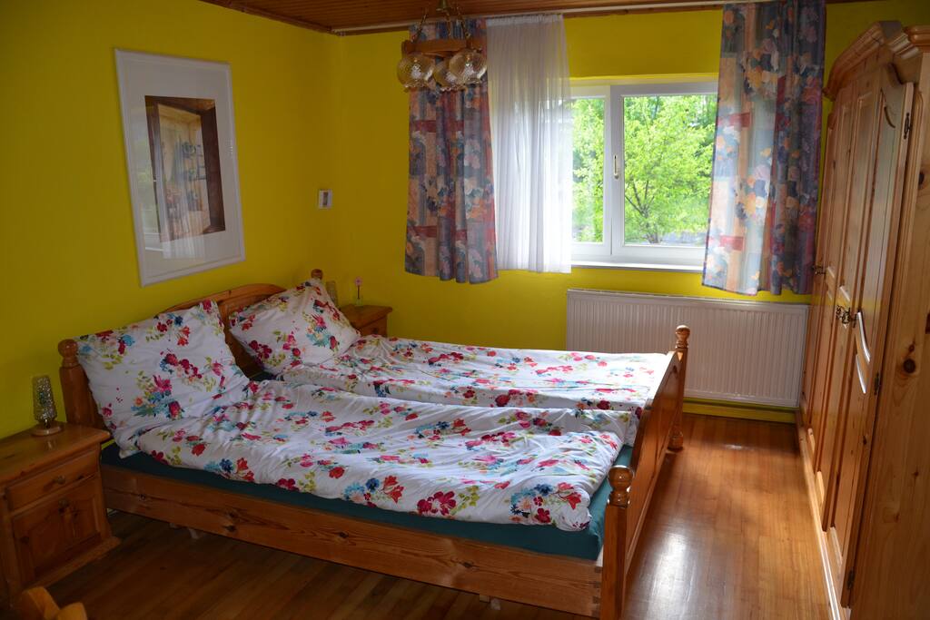 Schlafzimmer mit Doppelbett