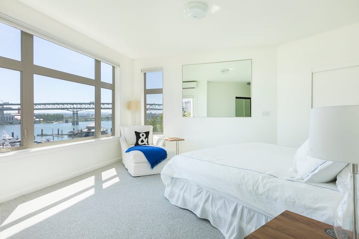 Chumba kikubwa cha kulala kina kitanda cha ukubwa wa King kilicho na vitambaa vya Kiitaliano vya hali ya juu