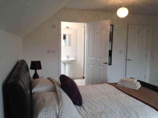 Spacious Double with En-Suite in modern home.