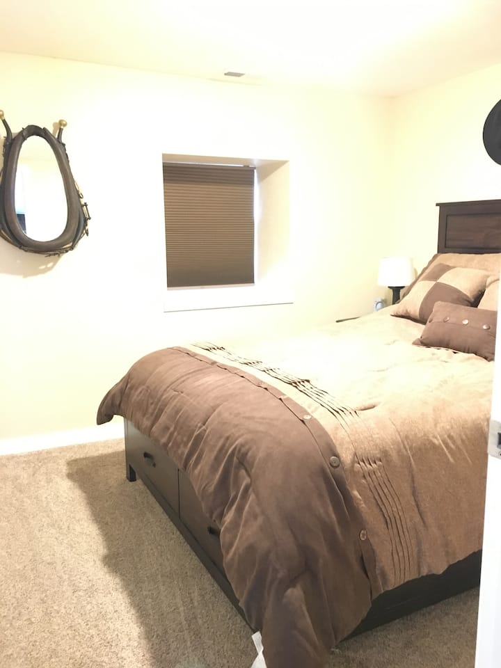 三号卧室标准双人床