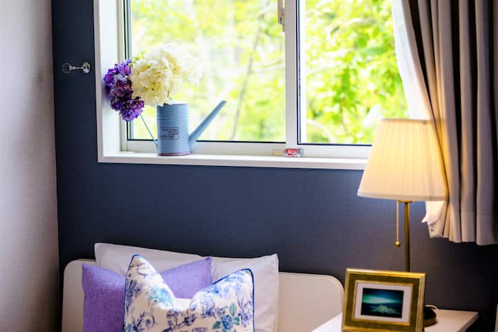 【Bedroom】2階寝室。
木々の緑と空色の壁紙のコントラストが美しい青の部屋。
鳥のさえずりと爽やかな風が心身の疲れを癒やしてくれます。