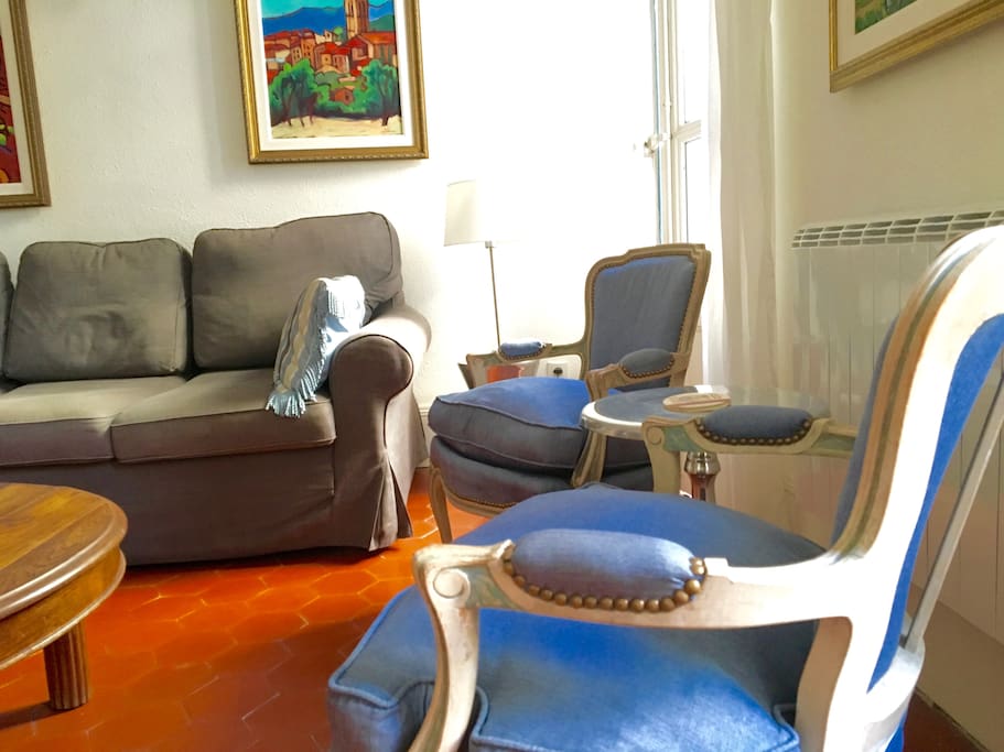 L'Appartement des Artistes #1 is a well-established, highly reviewed vacation rental that is new to Air Bn'B.