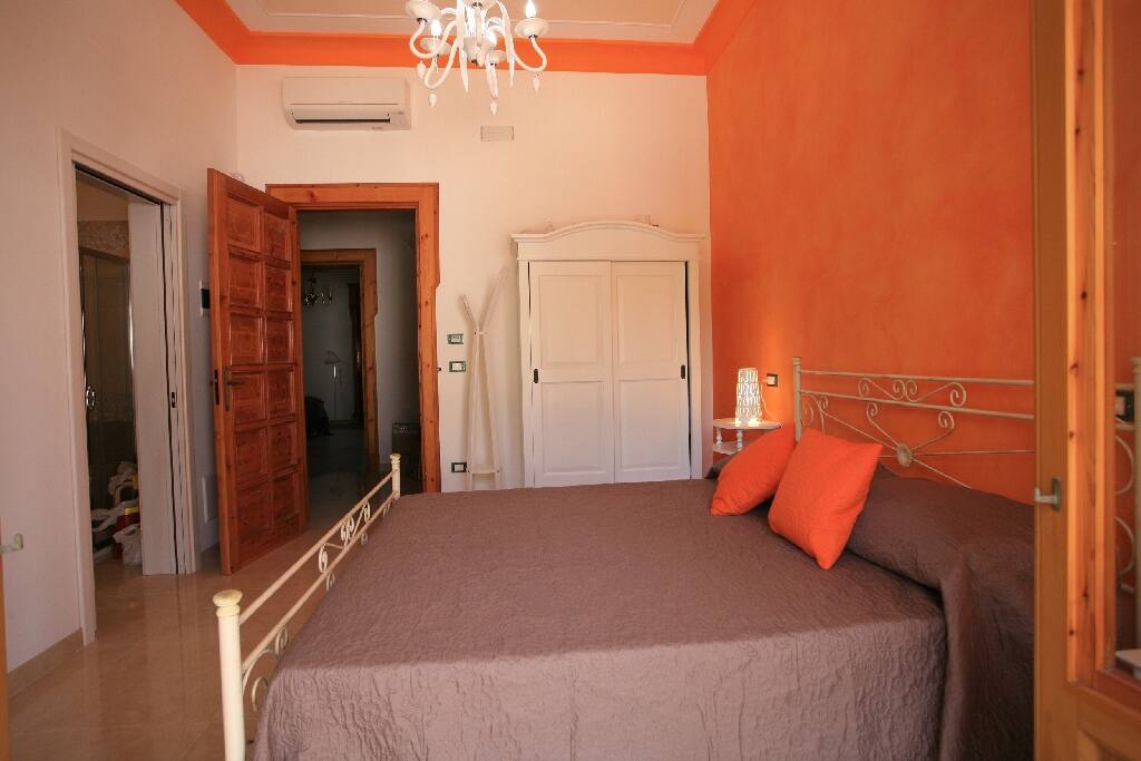 CAMERA ARANCIO
