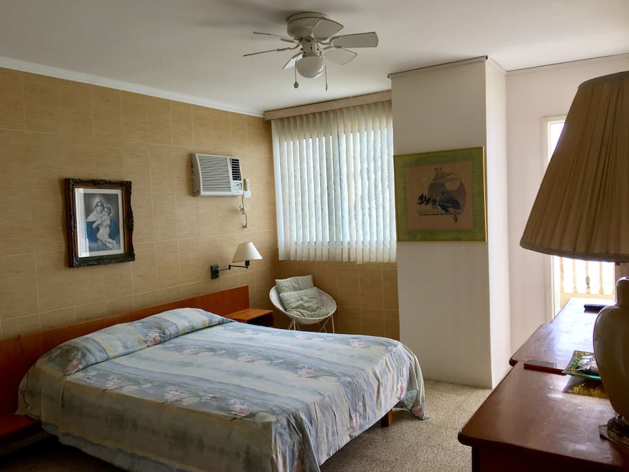 Dormitorio principal con salida al balcón.