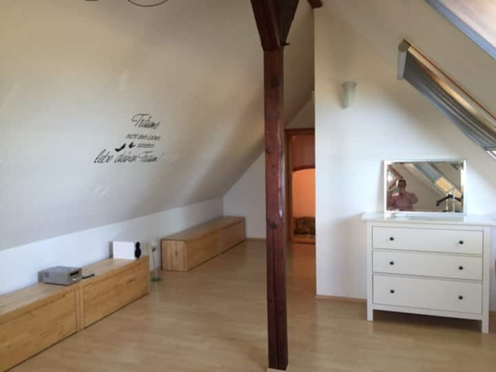 Chumba cha kulala
na mfumo wa hi-fi na TV 
ya walemavu (Uunganisho wa Setilaiti)
Dari la 2