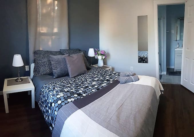 Cactus Room:Private bathroom &short walk to Falls!