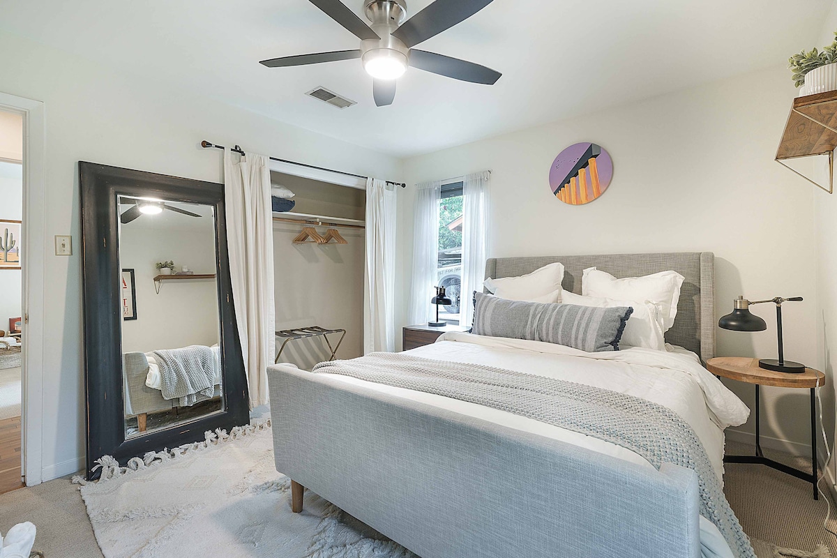 Sunny SoCo House: Explore Austin with Ease!