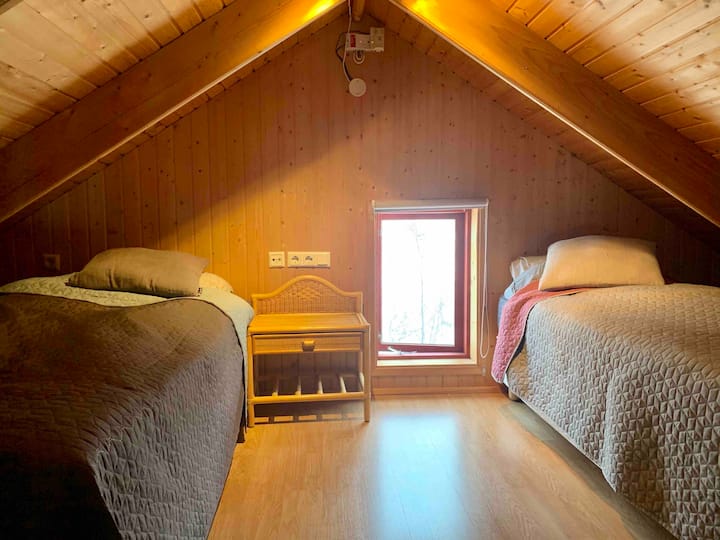 Loft para dormir. También hay una tercera cama del mismo tamaño o 90*200 cm.