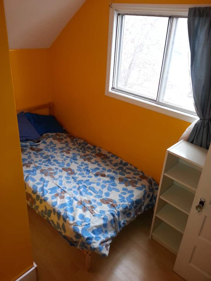 Chumba cha kulala cha nyuma- Ni kidogo SANA lakini kinang 'aa sana! Inafaa zaidi kwa mtoto/mtu mzima asiye na mume.