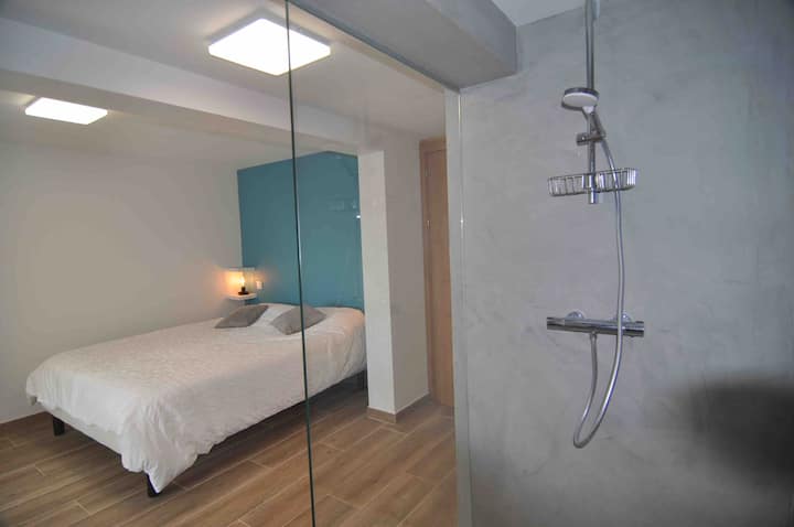  主卧带意大利式淋浴间 