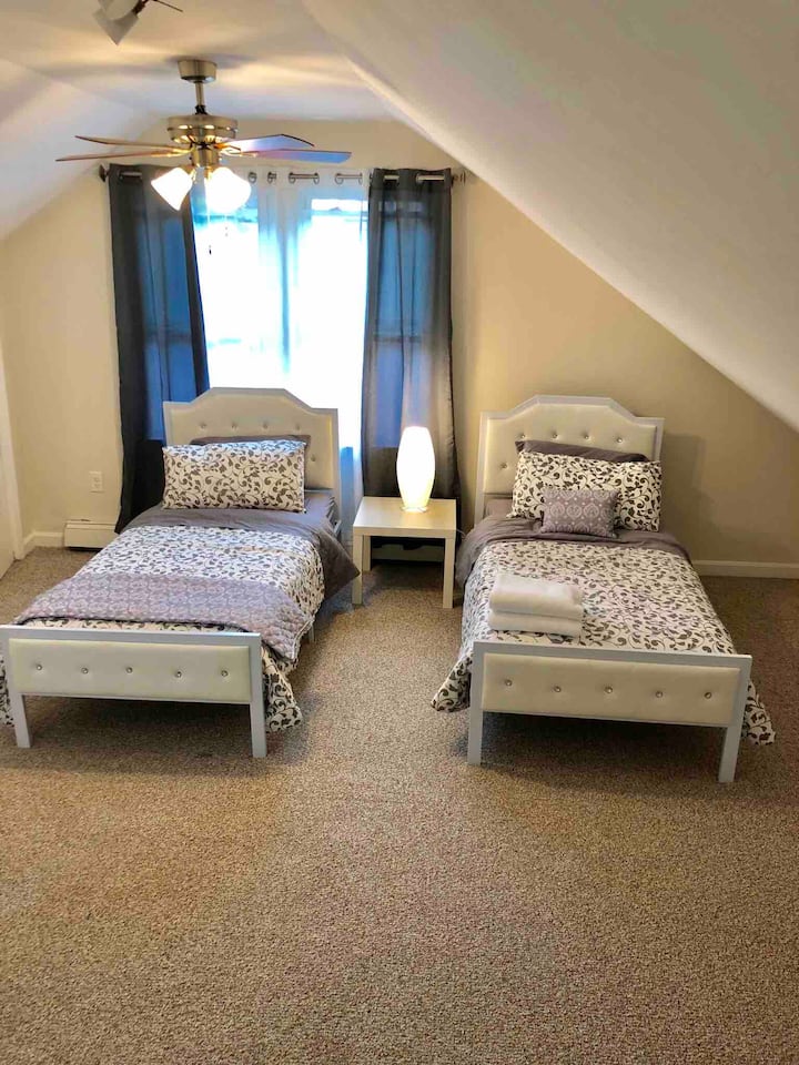 Chumba cha kulala cha ghorofa ya juu na vitanda viwili pacha