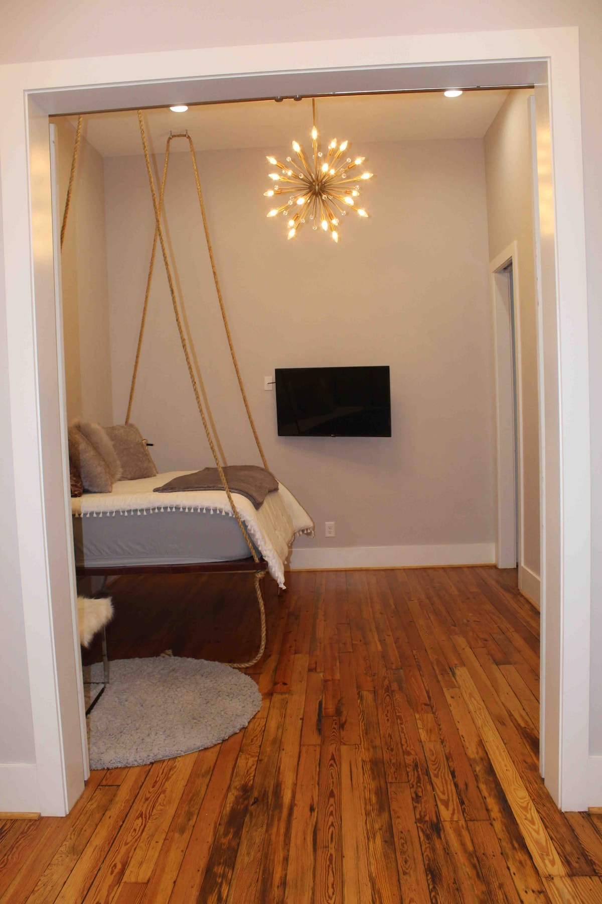 Cama Queen “columpio” que tiene puertas correderas para la privacidad o se abre a un dormitorio doble. ¡Perfecto para una fiesta de pijamas de chicas!