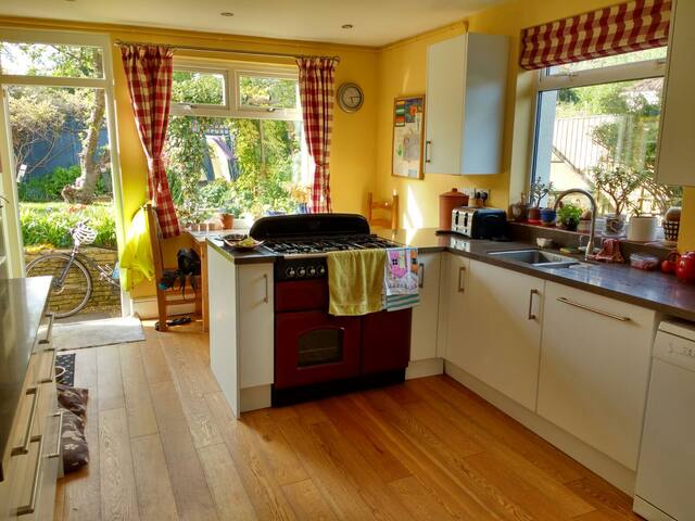Spacious, comfy entire family home close to centre gallery image 4