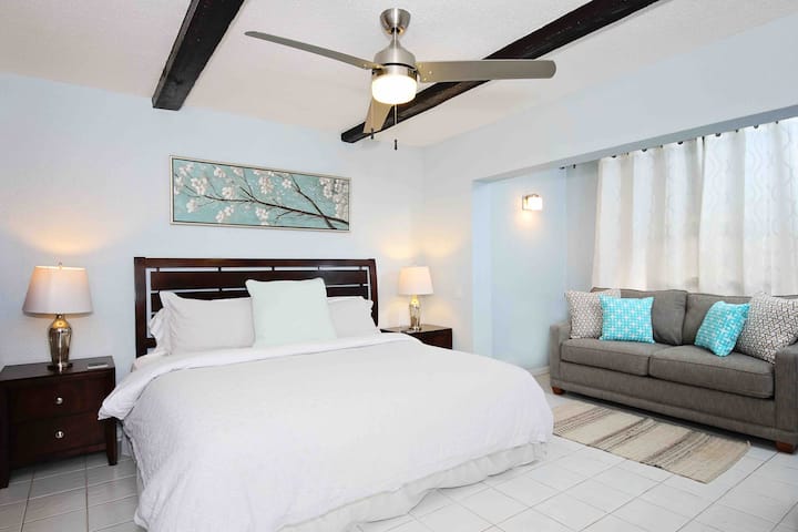 ห้องนอนในสวน - ร่มรื่นและสะดวกสบายอย่างสมบูรณ์แบบสำหรับผู้เข้าพัก 4 คน - มีเตียงคิงไซส์และโซฟาปรับนอน Lazy-Boy ขนาดเต็มพร้อมที่นอนหมอนด้านบนที่สะดวกสบาย 