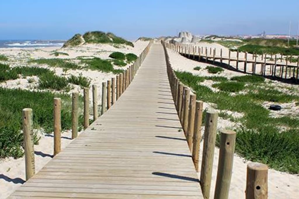 Beach 2min walk