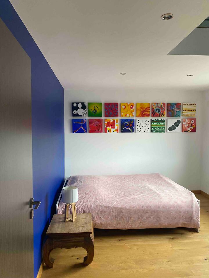 Soveværelse nummer 3 med en højere etage 
Den består af en dobbeltseng og eget badeværelse