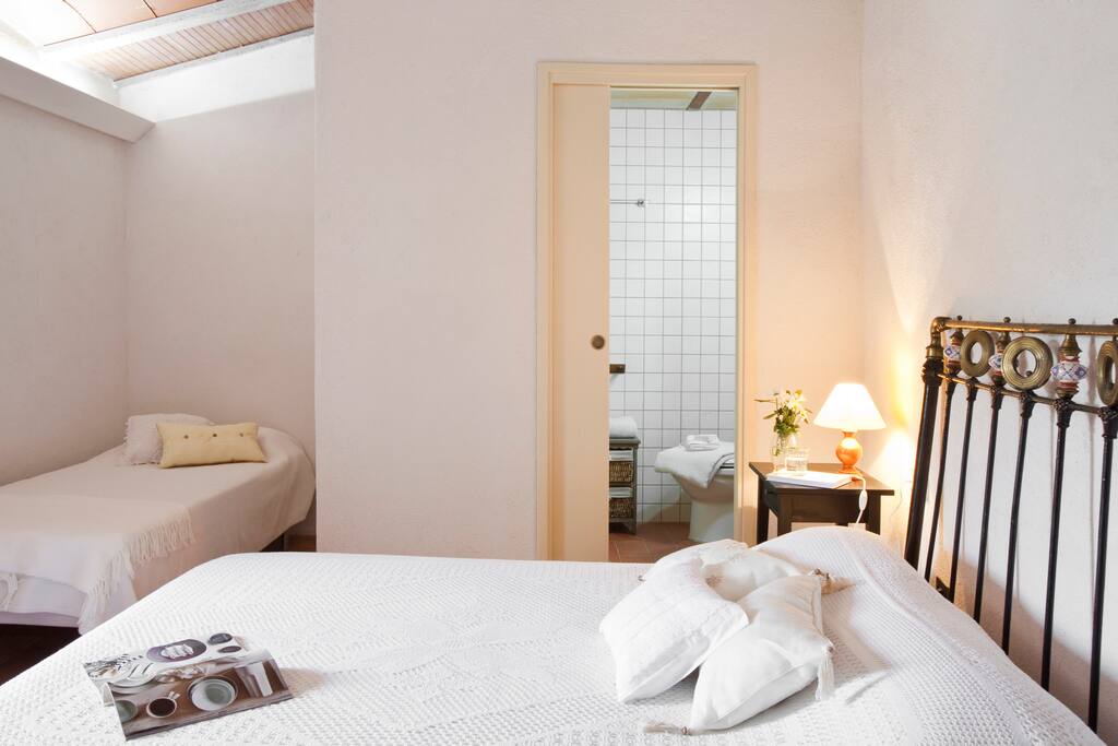 Double room with an individual bed