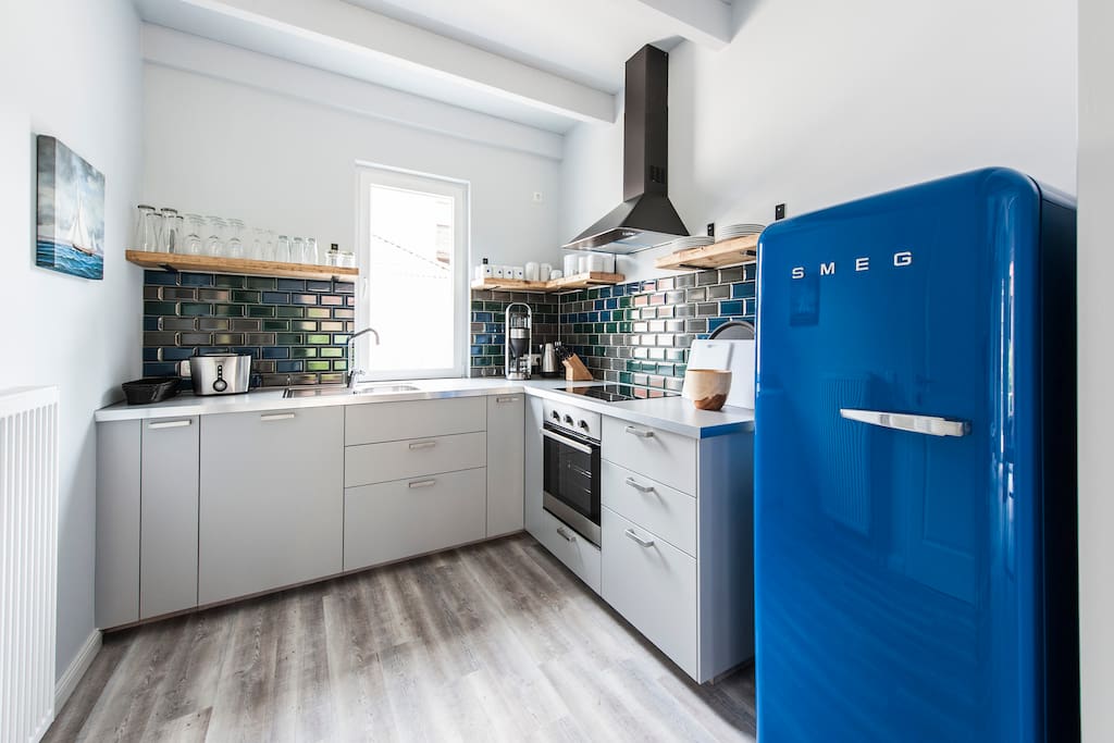 Küche mit 220 Liter SMEG Kühlschrank