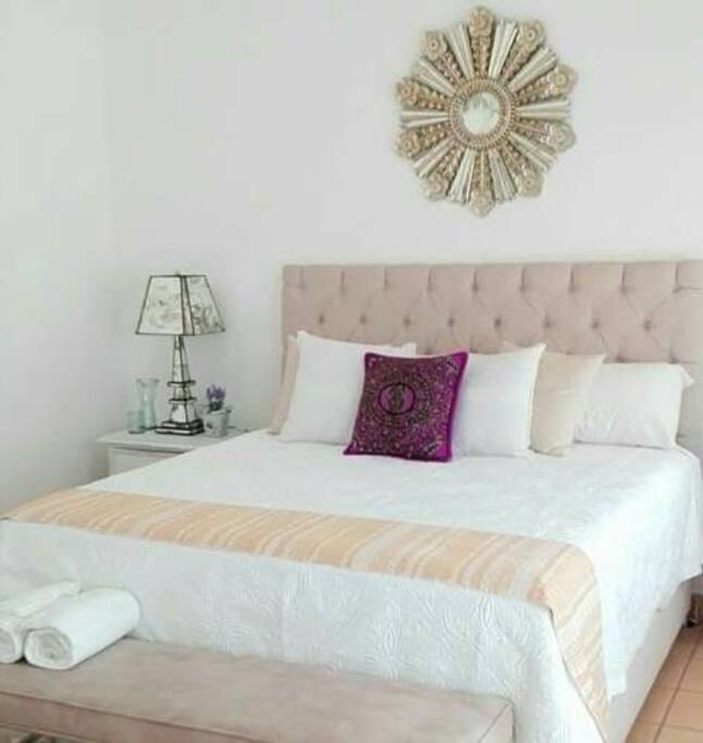 habitación sencilla con una cama King size.