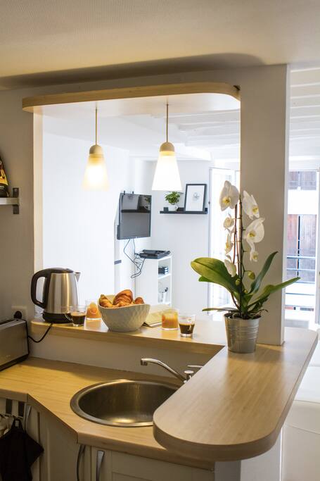 A real kitchen with fridge, induction cooking plate, Senseo coffee maker, toaster, boiler, cups, glasses, plates, cutleryfrying pan, etc - all you need.