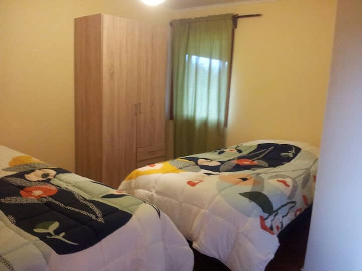 Спална соба 2 со 2 кревета 1,5 квадратен и приватна бања