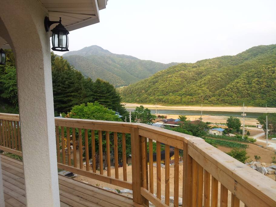 데크에서 바라본 홍천강