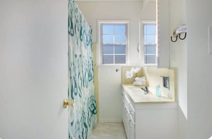 LA Home Away From Home, 3BR/2BA, Cosy Single House