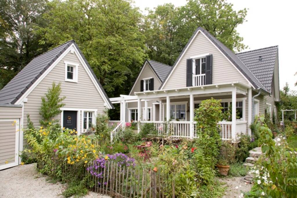 Das Cottage links, rechts das Haupthaus in dem die Eigentümer leben - The cottage on the left and the main house on the right where the owners live