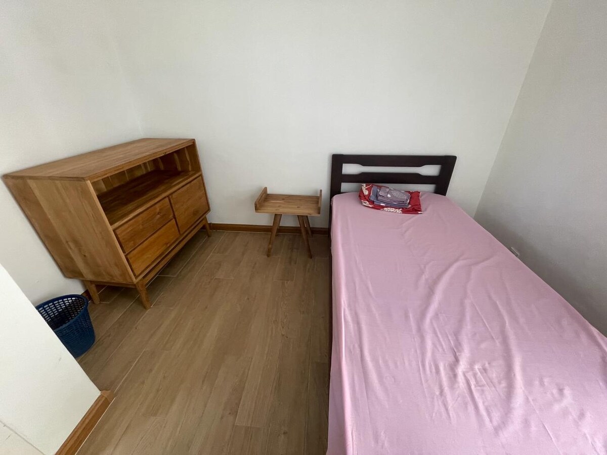 请注意，两侧家具不是我的，将在5月份退还