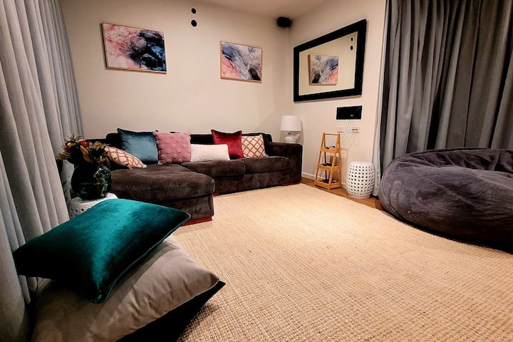 Cinema Games Room. Queen blow-up matters for 5-6 guests.