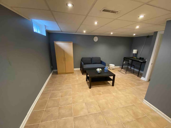 Full Basement With Private Bathroom And Kitchen - Mississauga