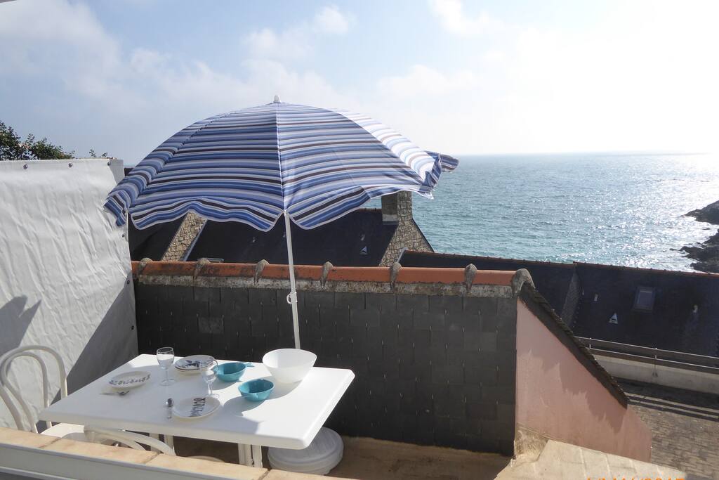La terrasse... descendez quelques marches et vous êtes sur la plage...