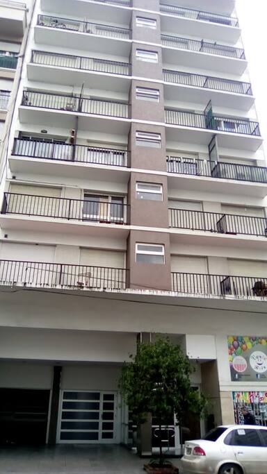 Frente del edificio. Ubicado un séptimo piso interno y luminoso.