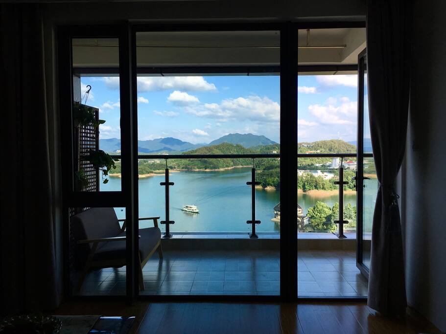 一进门就可以看见足以让你尖叫的湖景,美的不要不要的