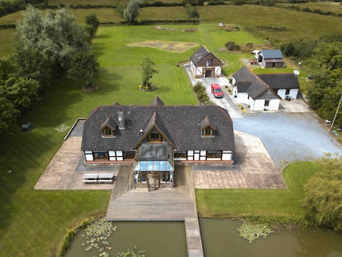 9 Bedroom Lakeside Retreat, Rural Roscommon 4🍀🍀🍀🍀