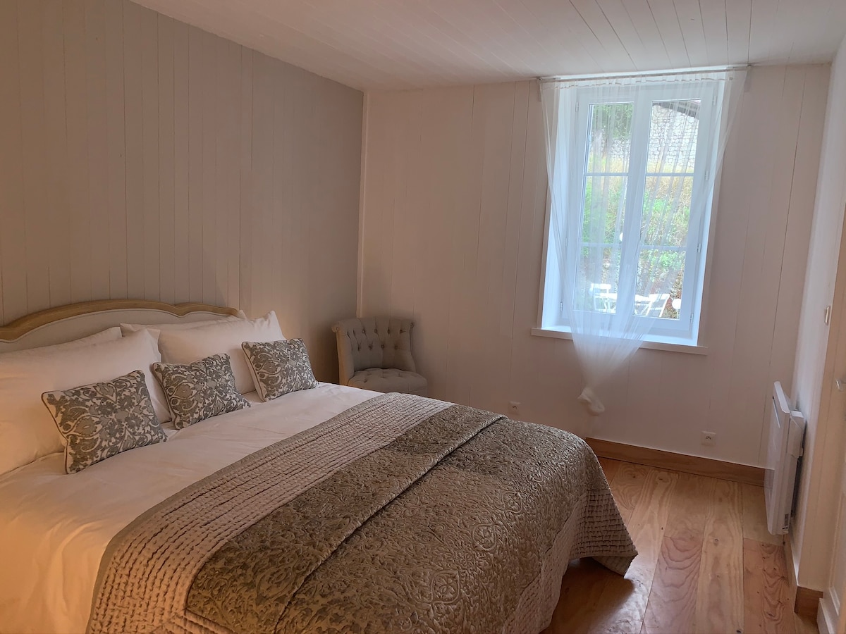 Spálňa je svetlá a vzdušná a je vybavená šatníkom, stojanom na kufre, pohodlnou stoličkou a priľahlou sprchou. 