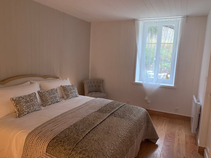 Საძინებელი არის მსუბუქი და ჰაეროვანი, აქვს გარდერობი, ჩემოდნის სადგამი, კომფორტული სკამი და მიმდებარე საშხაპე ოთახი. 