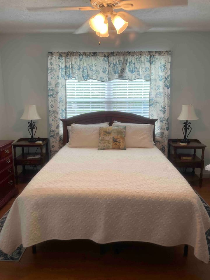 Chumba cha kulala kina kitanda aina ya queen kilicho na godoro la povu la kumbukumbu. 