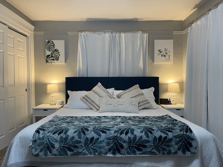 Manželská posteľ, s budíkom / bezdrôtovou nabíjačkou vpravo, s portom USB na zadnej strane na dodatočné nabíjanie, ako sú hodinky/ AirPods atď. Vľavo je stroj na „biely šum“, ktorý pomáha so sústredením, spánkom, štúdiom atď.  Vľavo je prechádzka v skrini.