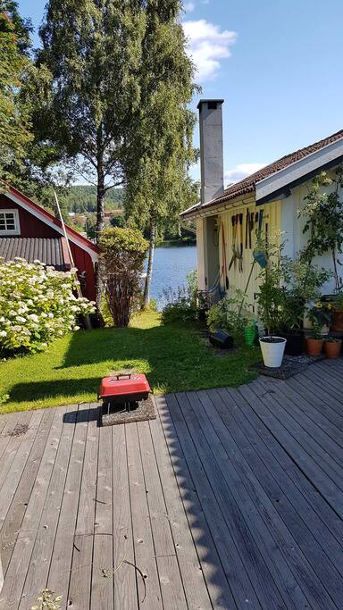 På ettermiddagene er det best sol på plattingen ved hovdinngangen. Leietagere disponerer utemøblement både her og nede ved brygga.