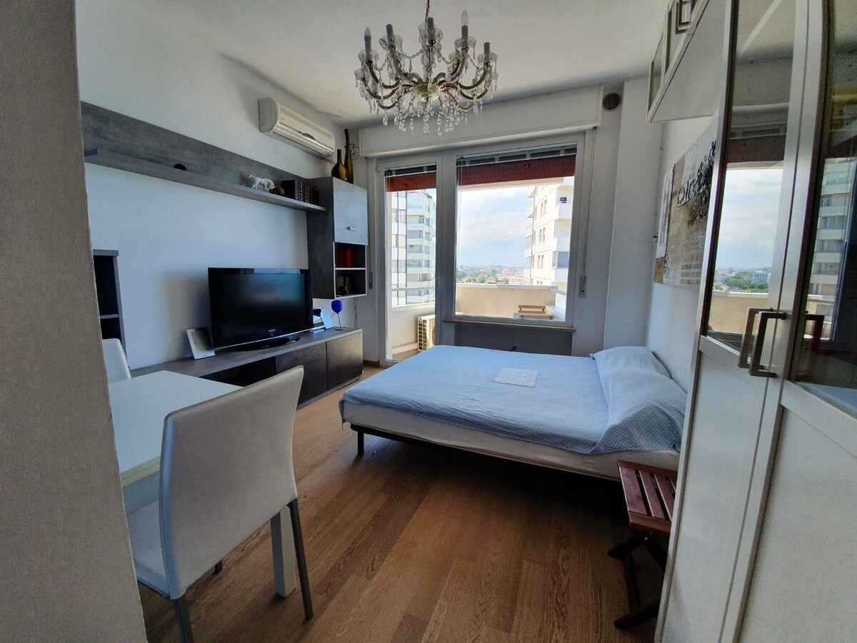 Pana chumba kipya kilicho na palette na kilicho na starehe zote: kiyoyozi , televisheni ya hali ya juu ya inchi 55 na chaneli za kidijitali kutokana na Wi-Fi inayopatikana , umaliziaji wa kifahari katika mazingira yasiyo na COVID yenye  mbao na vifaa vya asili.  