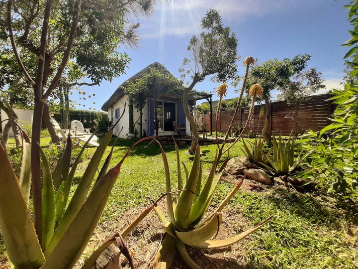 Alai, Exotic bungalow on the beach