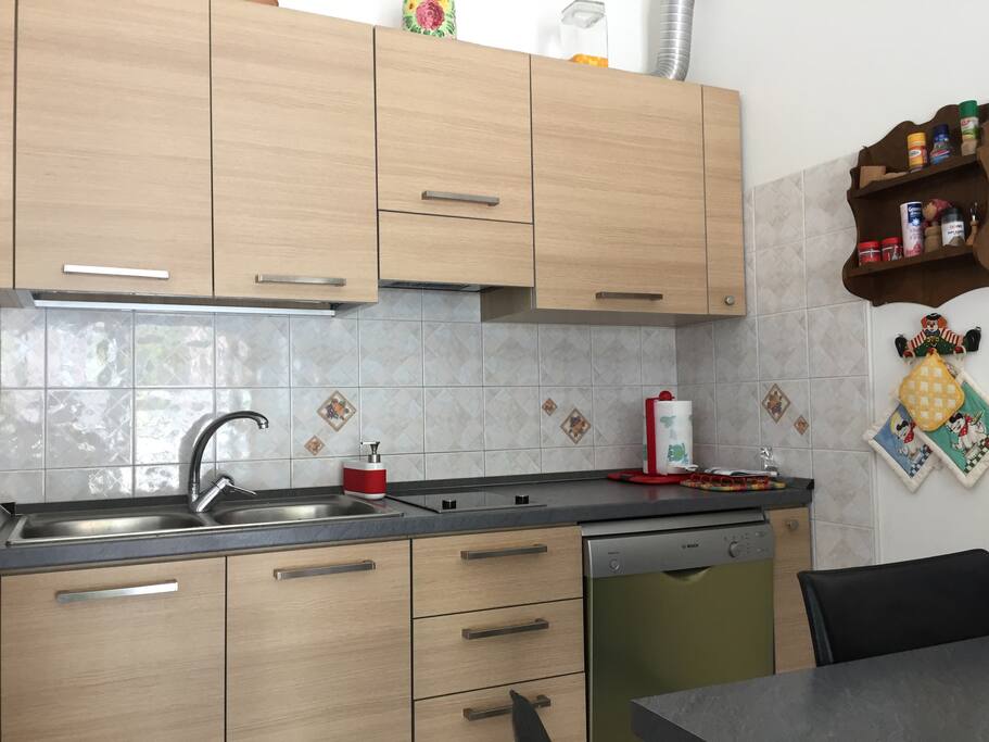 Cucina con lavastoviglie