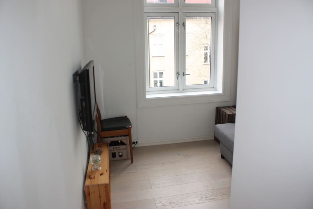 TV with apple TV (netflix etc) available.